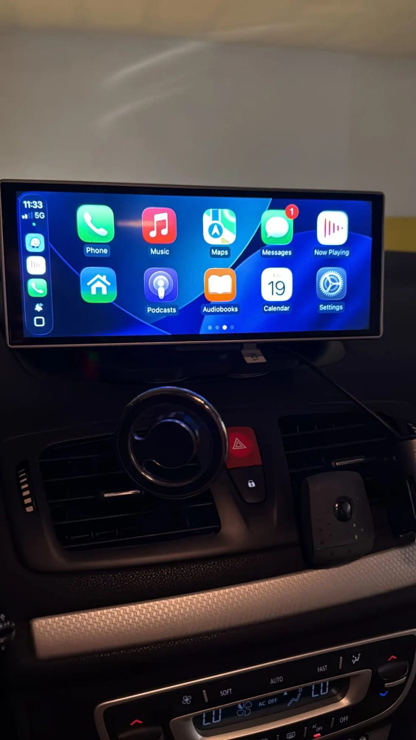 Menu CarPlay na ekranie CarPro 10,26" wieczorem we wnętrzu samochodu