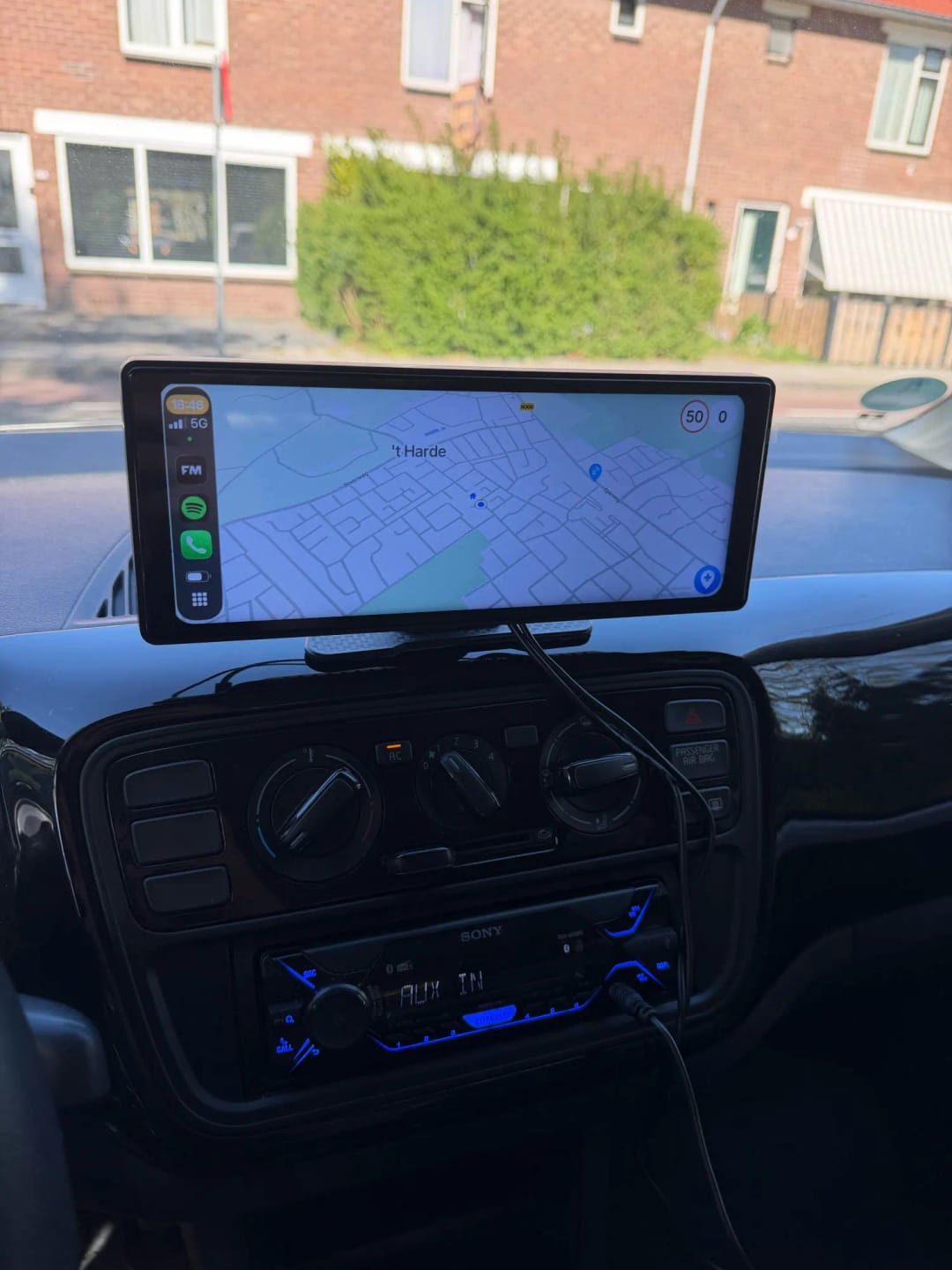 Ekran CarPro 10,26" z nawigacją CarPlay ustawiony na desce rozdzielczej