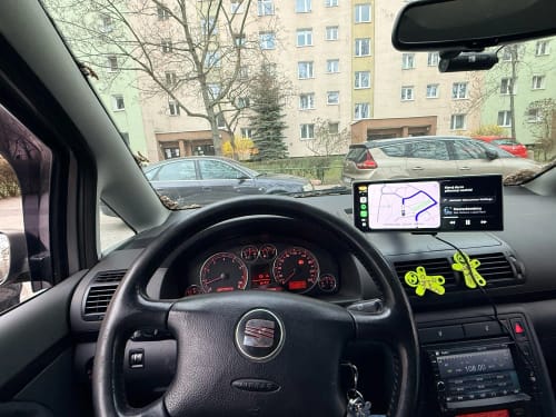 Ekran CarPro 10,26" z nawigacją zamontowany przy szybie w kabinie auta